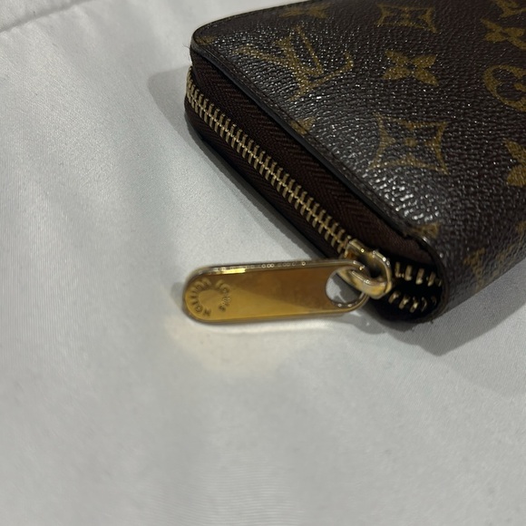 Louis Vuitton zip around wallet - Picture 4 of 8